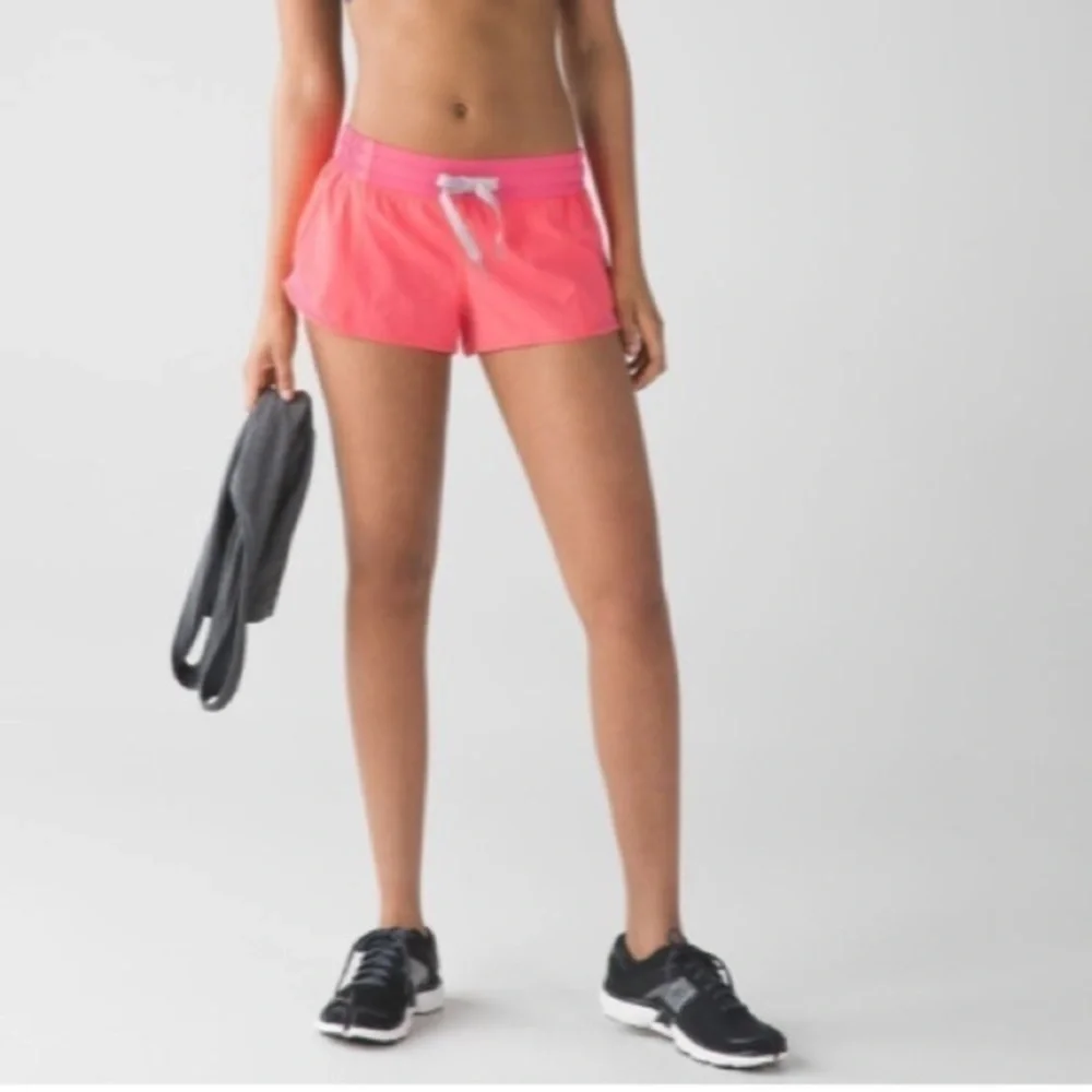 Lululemon Hotty Hot Short 2”  Flash Light Size 6 - Picture 15 of 15